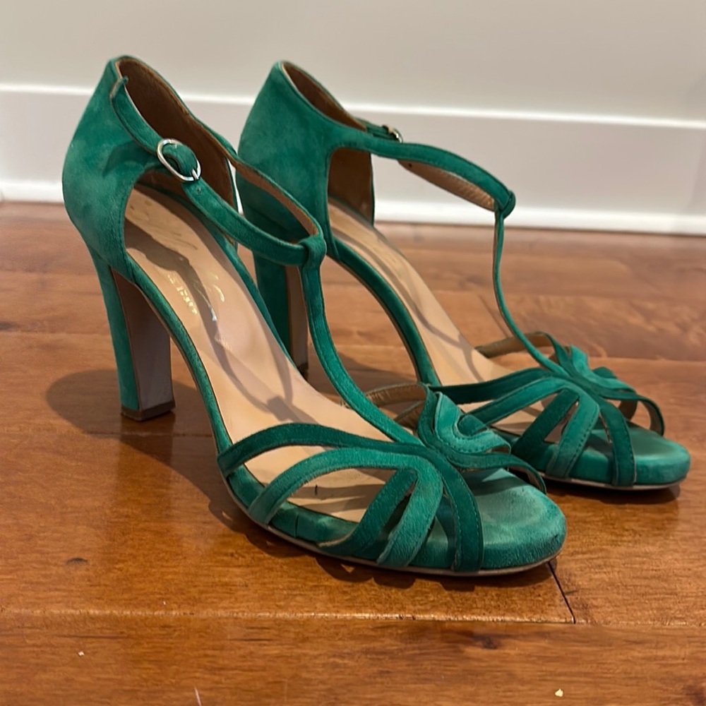 Emerald green two-tone suede 3.75” t-strap sandals